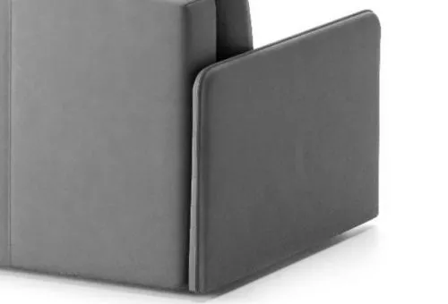 Подлокотники шириной всего 5 см существенно уменьшают занимаемое диваном место без ущерба внешнему виду.